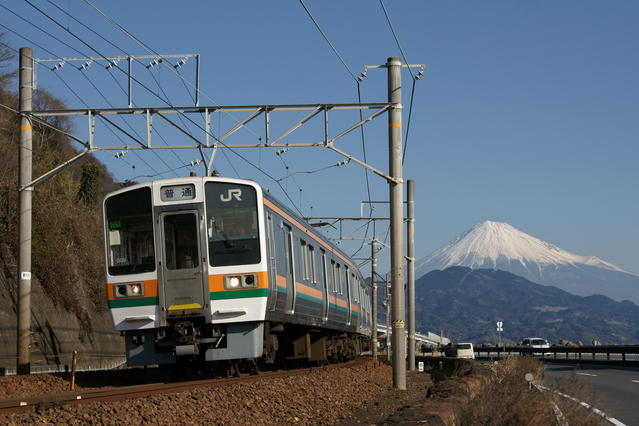 東海道本線の列車と富士山