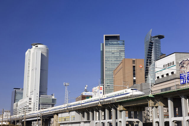 名古屋の高層ビルと新幹線