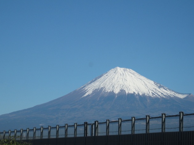 東名高速道路から見える富士山