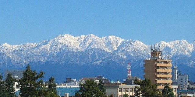 富山市内から望む立山連峰