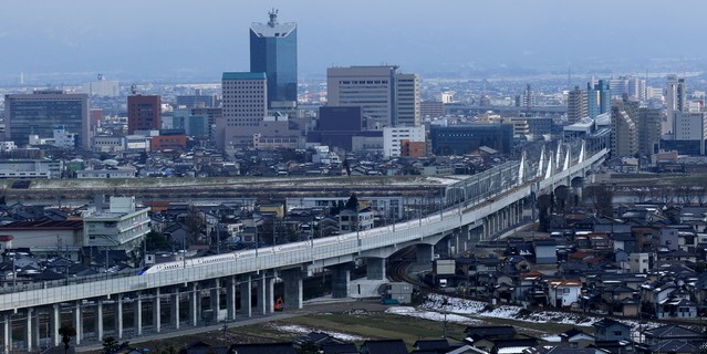 富山市内と北陸新幹線
