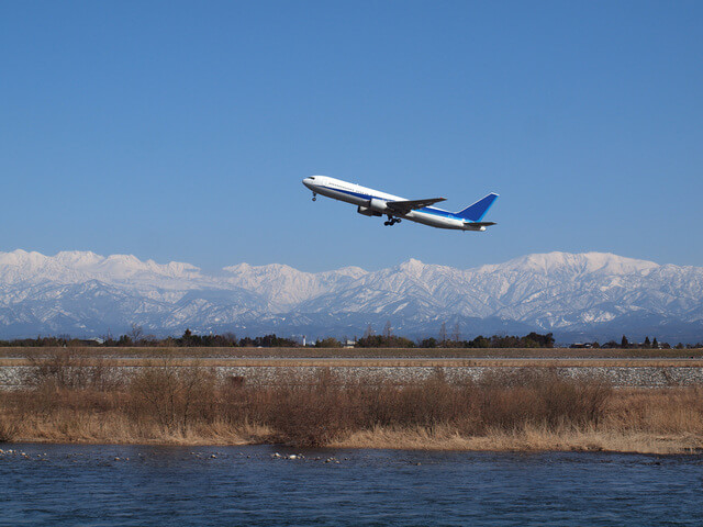 富山空港を離陸する飛行機