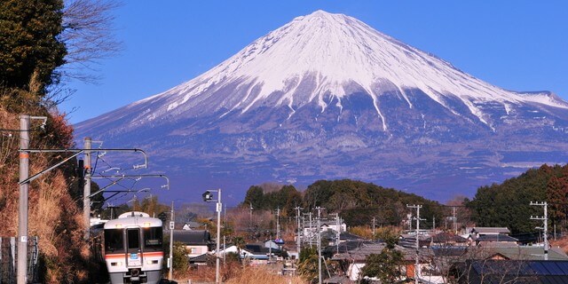 特急ワイドビューふじかわと富士山