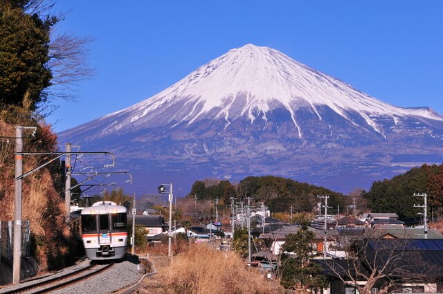 特急ワイドビューふじかわと富士山
