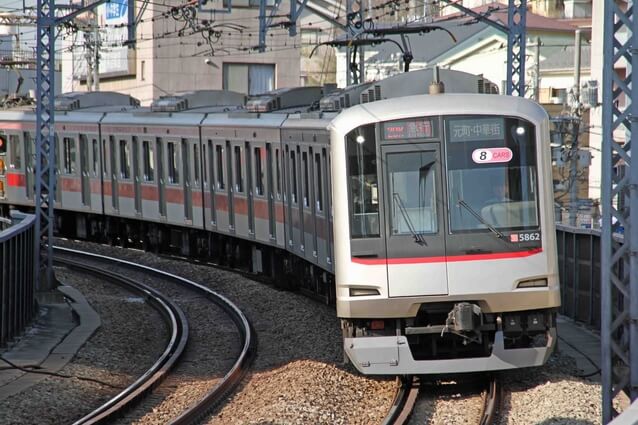 東急東横線 元町・中華街行きの電車
