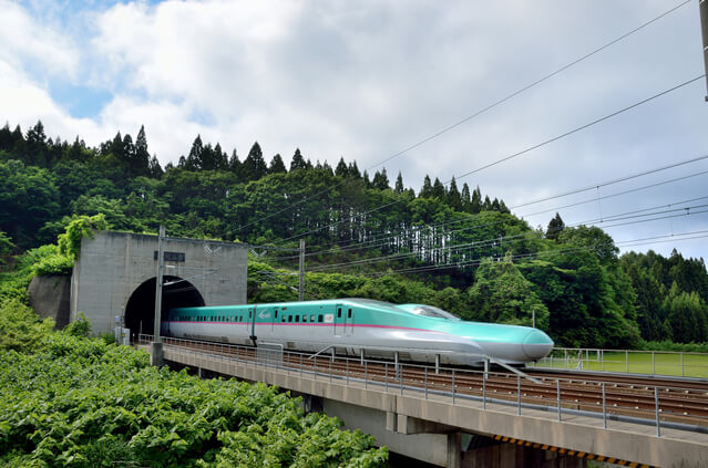 新緑の青函トンネルを走る北海道新幹線